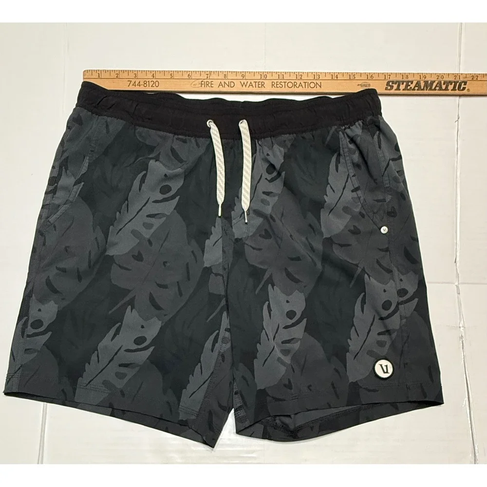 Vuori Kore Shorts Mens Large Charcoal Black Tropical Leaf Print Lined Athletic